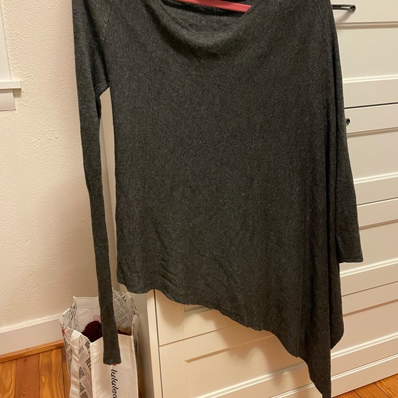 ROMEO + JULIET ONE SLEEVE ASYMMETRICAL SWEATER  S - Picture 5 of 5